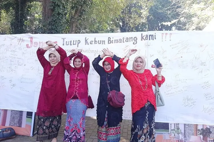Bandung Lautan Kebaya, Ribuan Emak-emak Tumplek di Bandung Zoo