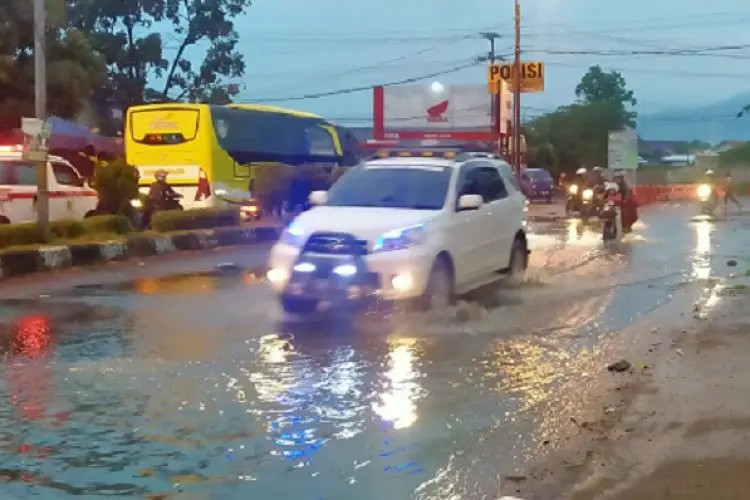 Drainase Buruk Sebabkan Banjir Cileuncang di Depan PIM Soreang
