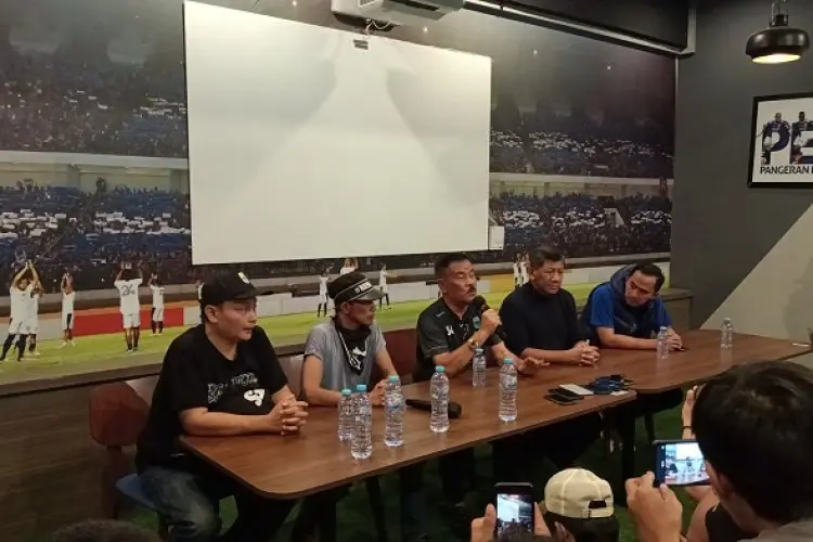 Umuh Muchtar Pastikan Pengganti Robert Alberts Merupakan Pelatih Asing