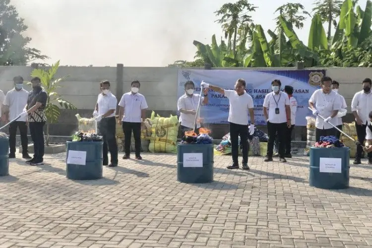 Mengancam Kesehatan Masyarakat, Pakaian Bekas Impor Senilai Rp9 Miliar Dimusnahkan