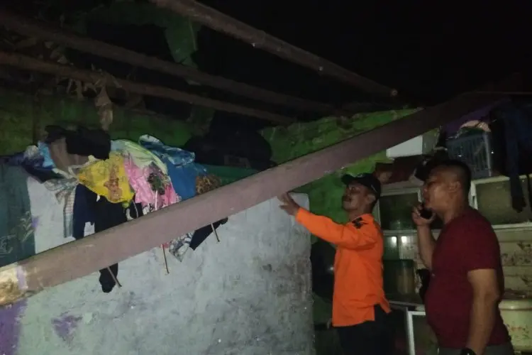 Angin Puting Beliung Terjang Pemukiman di Batujajar, Puluhan Rumah Rusak