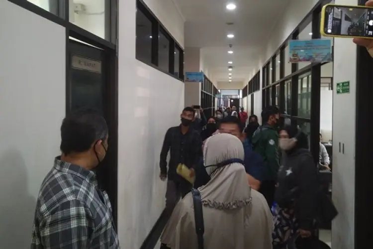 Layanan Adminduk di Disdukcapil KBB Lumpuh, Warga Hampir Geruduk Ruang Rapat