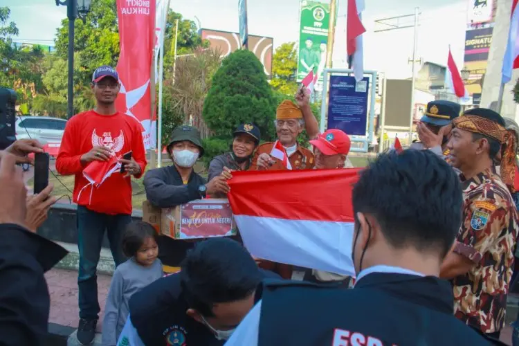 Tim Mubadalah Ikut Sukseskan Pembagian 10 Juta Bendera