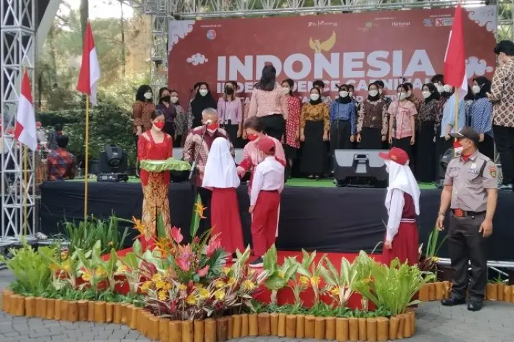 Momentum HUT RI, Mal Cihampelas Walk Berikan Santunan Pendidikan
