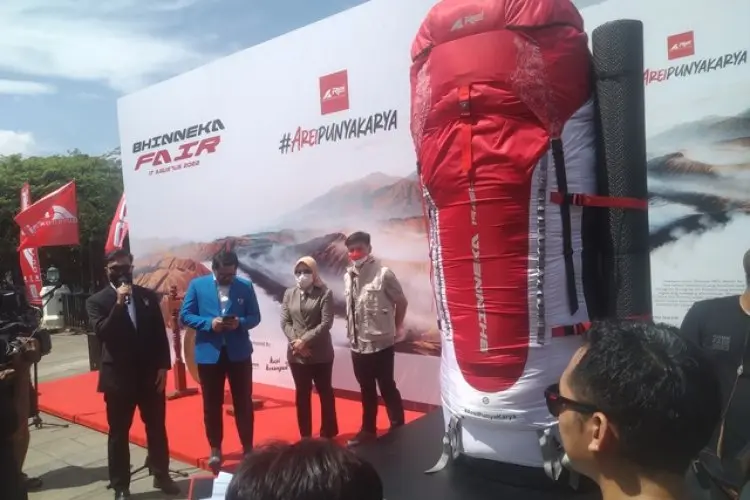 HUT ke-77 RI, Tas Gunung Raksasa Motif Merah Putih Cetak Rekor MURI di Gedung Sate