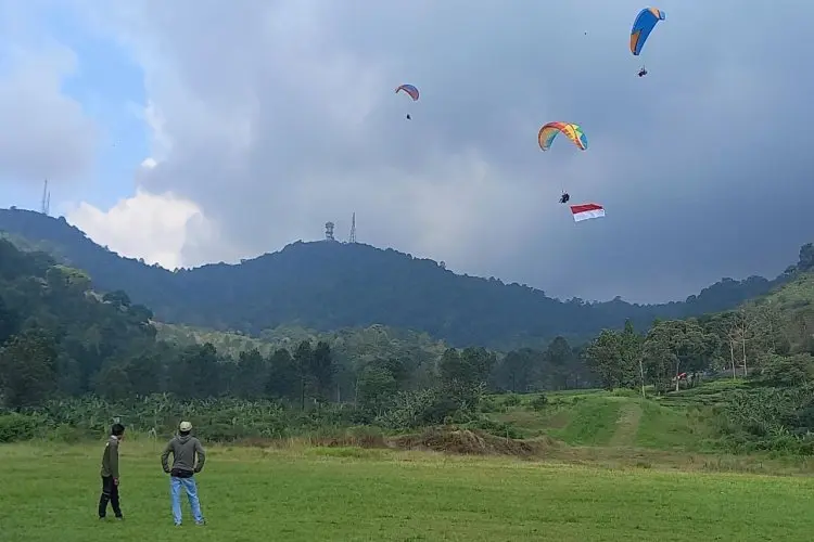 Bendera Merah Putih Berukuran Jumbo Terbang di Langit Puncak