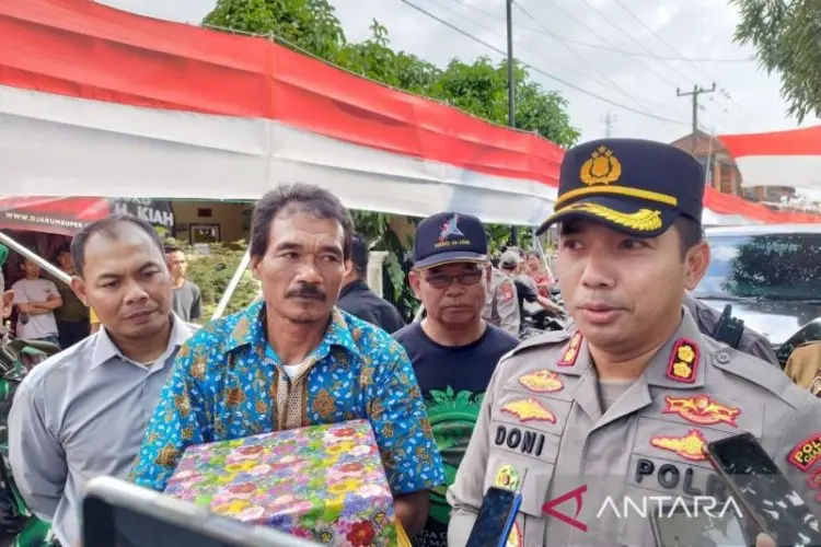 Polres Cianjur Beri Bantuan Pembuat Bendera Terpanjang