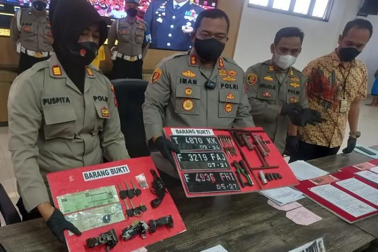 Kalut Dikepung Polisi, Pelaku Curanmor di Kabupaten Bogor Nekat Loncat dari Lantai Dua, Kakinya Akhirnya Patah