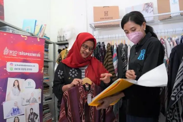 CEO XL Axiata Dian Siswarini Kunjungi Workshop UMKM Perempuan