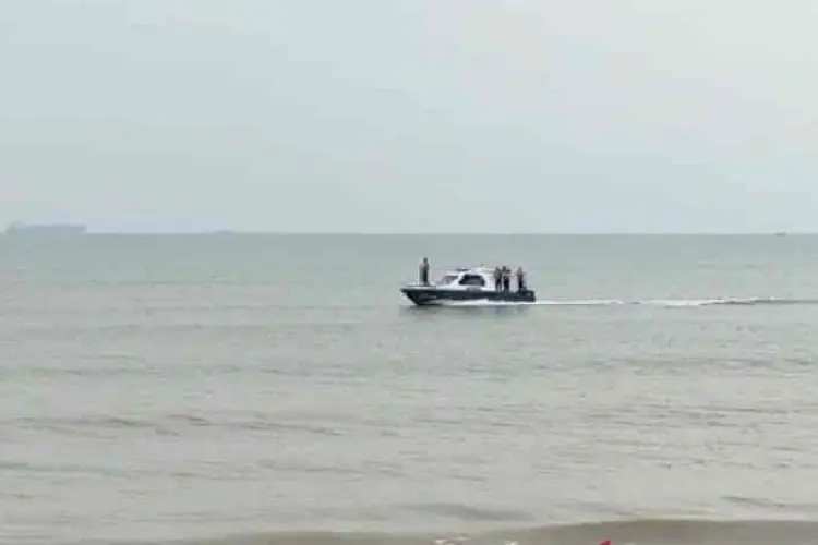 Tempuh 26 KM, Tim SAR Cari Remaja Terseret Arus di Pantai Mekarsari Indramayu