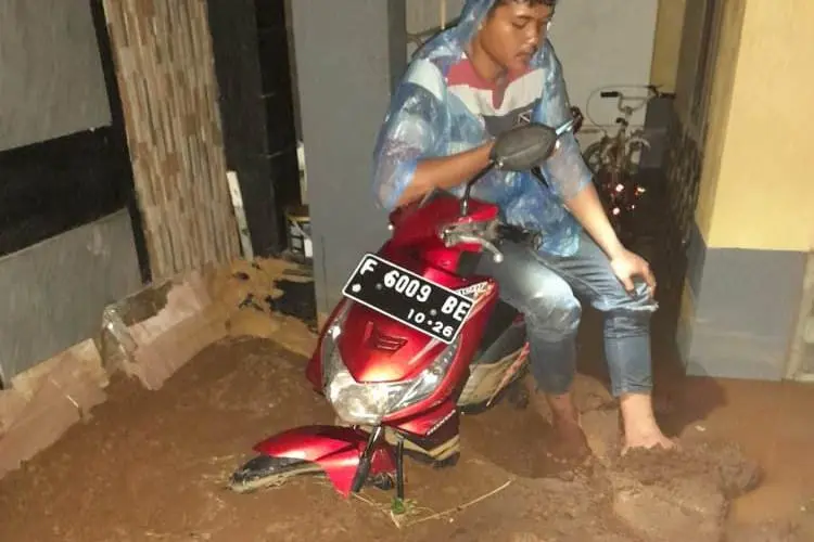 Banjir Lumpur Rendam 10 Rumah di Kertamaya Bogor
