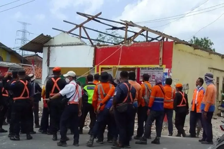 Daop 3 Cirebon Tertibkan Aset PT KAI di Desa Kanci Kulon