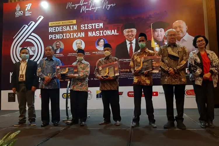 Oman Satu-Satunya Guru yang Mengajar di Sekolah Dasar Wanajaya III Karawang