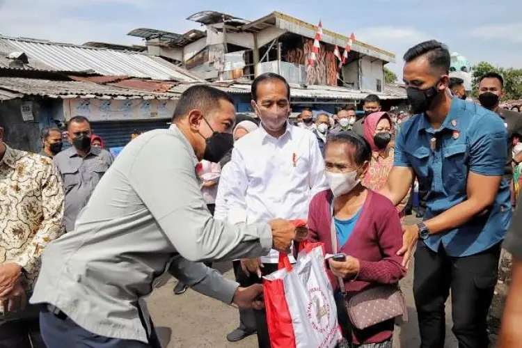 Kunjungi Pasar Cicaheum, Jokowi Serahkan Bantuan Sembako dan Modal Usaha untuk 100 PKH Kota Bandung 