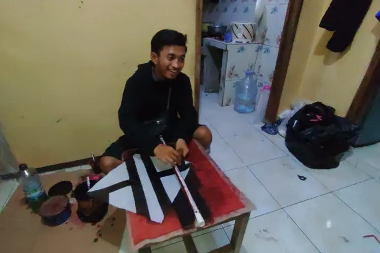 Meski Tergerus Zaman, Warga di Cihampelas Konsisten Membuat Layang-layang 