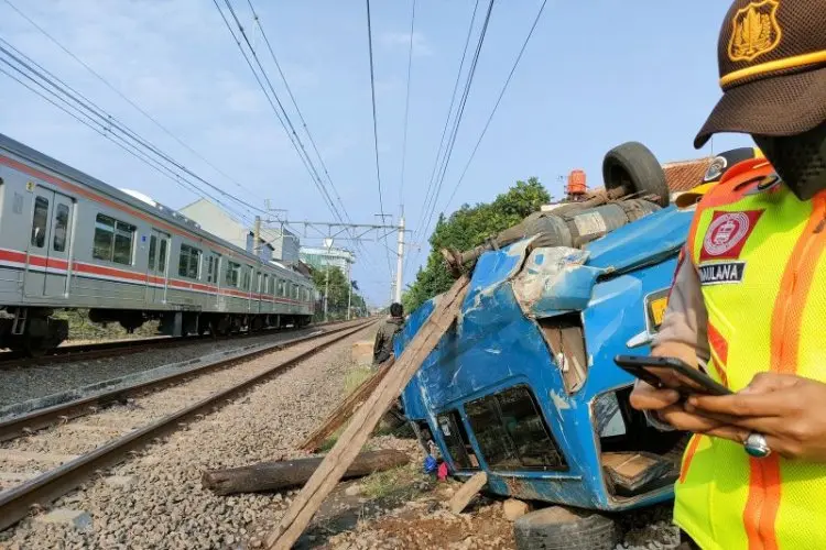 Angkot 08 Jurusan Citereup Kota Bogor Tertabrak Kereta Api Commuter Line di Perlintasan Kebon Pedas