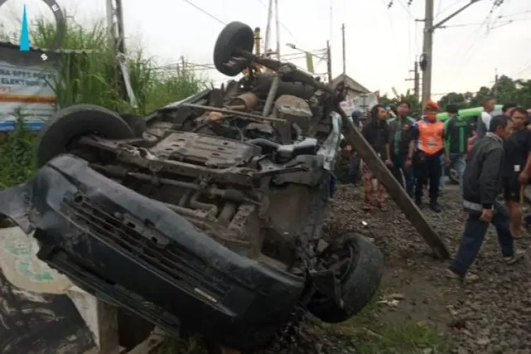 Lantaran Rem Blong, Angkot di Bogor Ringsek Tertabrak Kereta Commuter Line