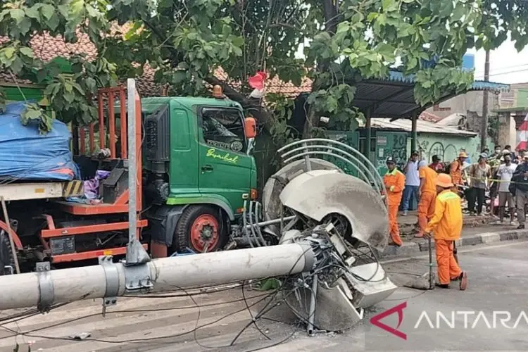 Truk Trailer Hilang Kendali di Bekasi, 10 Orang Tewas