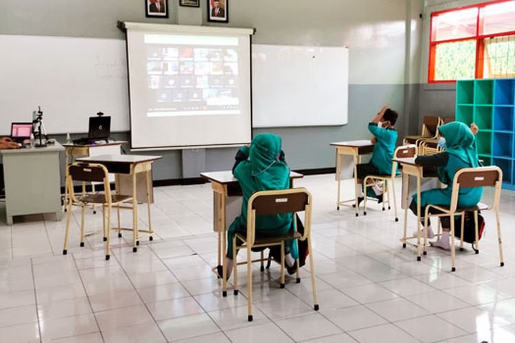 Hari Pertama PTM Terbatas Kota Bandung, Ini yang Ditemukan Sekda Ema Sumarna