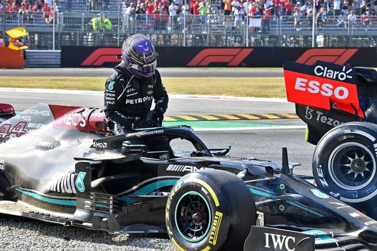 Kepalanya Tertimpa Mobil Verstappen, Lewis Hamilton: Untung Saya Masih Hidup!