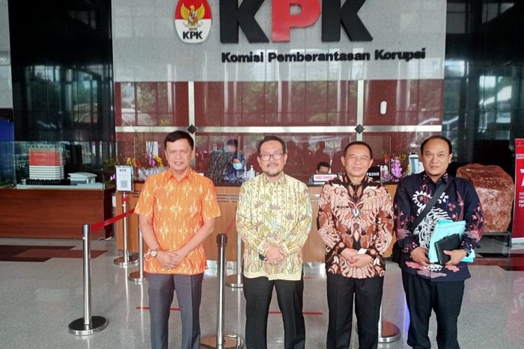 Bupati Cirebon Imron Diperiksa KPK, Cek Begini Faktanya