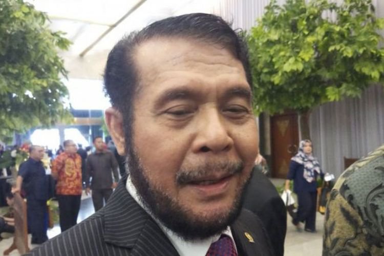 MK Putuskan UU Cipta Kerja Wajib Diperbaiki, Netizen ke Hakim Arief Hidayat: Lol Banget Ampun Pak Arief