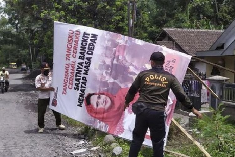 Tak Berizin, Puluhan Baliho Puan Maharani di Kaki Gunung Semeru Diturunkan Satpol PP