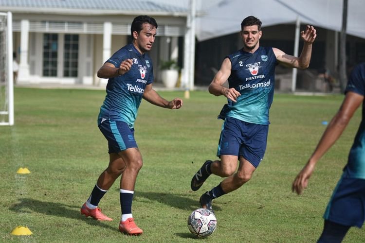 Ezra Walian Pastikan Persib Berlatih Keras Jelang Lawan Arema FC