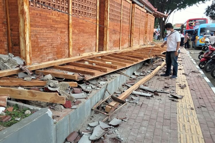 Baru 10 Hari  Diresmikan Ridwan Kamil, Atap Shelter PKL Alun-alun Sangkala Buana Keraton Cirebon Ambruk