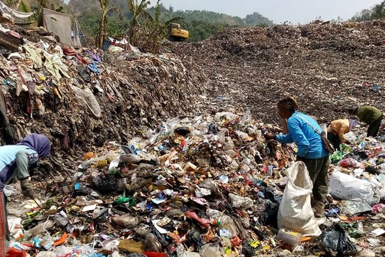Pemkab Cirebon Perlu Ratusan Kontainer, Ribuan Ton Sampah Tercecer di Jalanan
