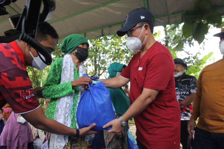Jumat Berkah di Cirebon, Imron Keliling Kecamatan Sumber Bagikan Sembako dan Pantau Vaksinasi