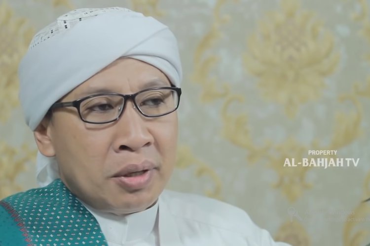 Hukum Menjilat Kemaluan Suami dan Menelan Air Mani, Buya Yahya: Sesuai Sunnah Rasul Saja!