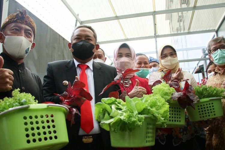 Warga Kota Bandung Panen Sayuran di Tengah Peringatan Hari Kartini