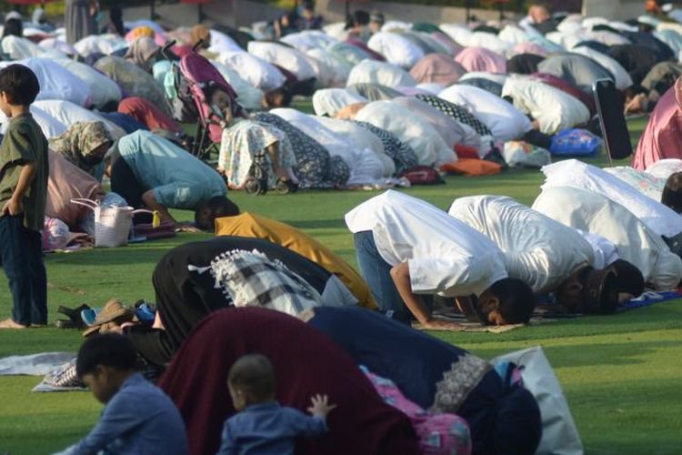 Jemaah Salat Idul Fitri Alun-alun Bandung Membeludak, Saf Hingga Bercampur