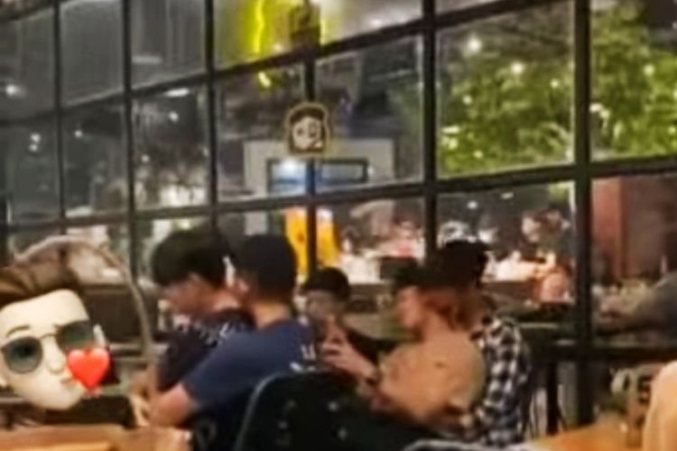 Viral Video Pasangan Pria Diduga Penyuka Sesama Jenis Bermesraan di Kafe