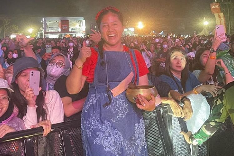 Mbak Rara Gagal Hentikan Hujan Saat Konser, Netizen Singgung Soal Remot AC
