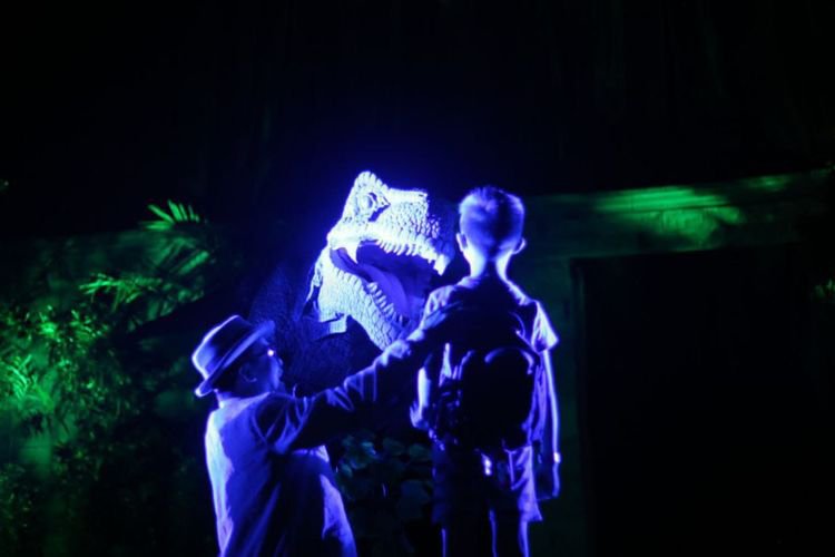 Kawanan Dinosaurus Serang Kota Bandung