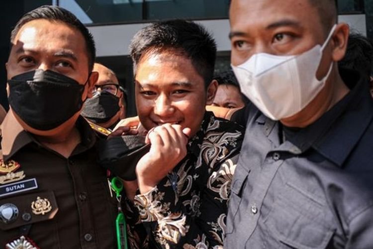Doni Salmanan Turun dari Mobil Mewah dan Tak Diborgol Saat Tiba di Bandung, Netizen: Itu Tersangka atau Saksi?