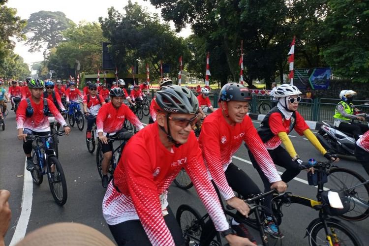 Sandiaga Uno dan Bima Bersepeda Santai Sambil Liat Destinasi Wisata Kota Bogor