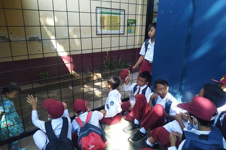 Gerbang Sekolah Disegel dan Dilas, Ratusan Murid SDN Bunisari Terlantar