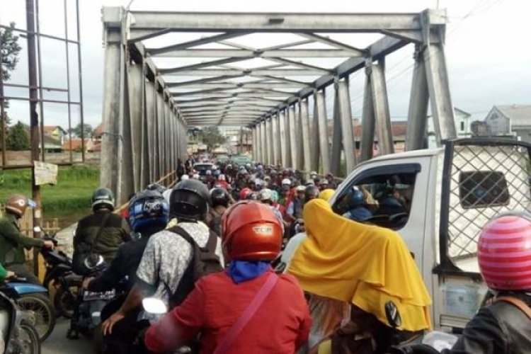 Tak Kunjung Diselesaikan, Warga Keluhkan Kemacetan Lalu Lintas di Jalan Raya Rancamanyar Kabupaten Bandung