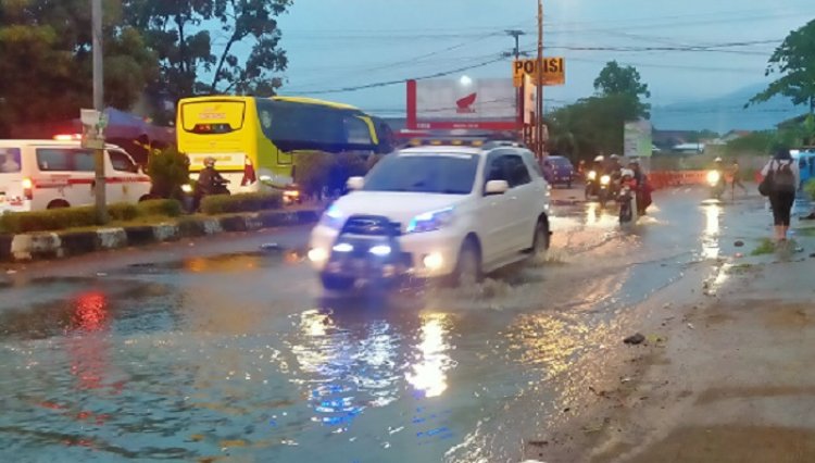 Drainase Buruk Sebabkan Banjir Cileuncang di Depan PIM Soreang