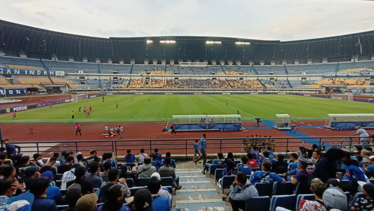 Persib Bandung vs PSIS di Stadion GBLA Sepi Penonton