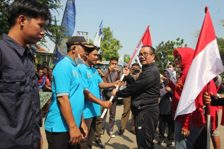 Pemkab Cirebon Laksanakan Gerakan Pembagian 10 Juta Bendera Merah Putih