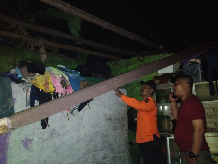 Angin Puting Beliung Terjang Pemukiman di Batujajar, Puluhan Rumah Rusak