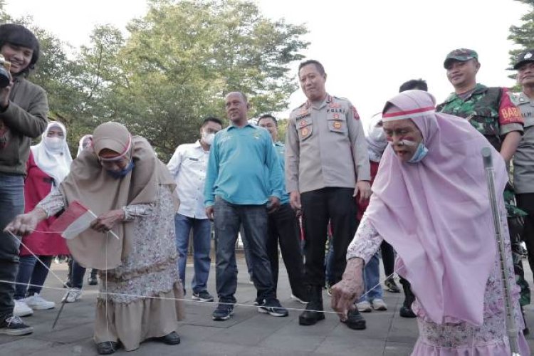 Meriahkan HUT ke-77 RI, Polresta Bandung Gelar Berbagai Perlombaan Lansia di Griya Lansia Ciparay