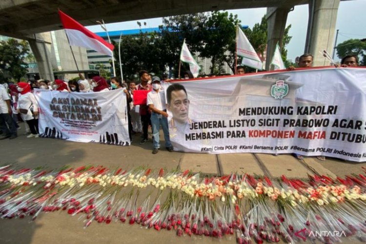 Dukung 'Bersih-bersih' di Lingkungan Polri,  Masyarakat Cinta Polisi Kirim Ribuan Bunga Mawar Merah dan Putih