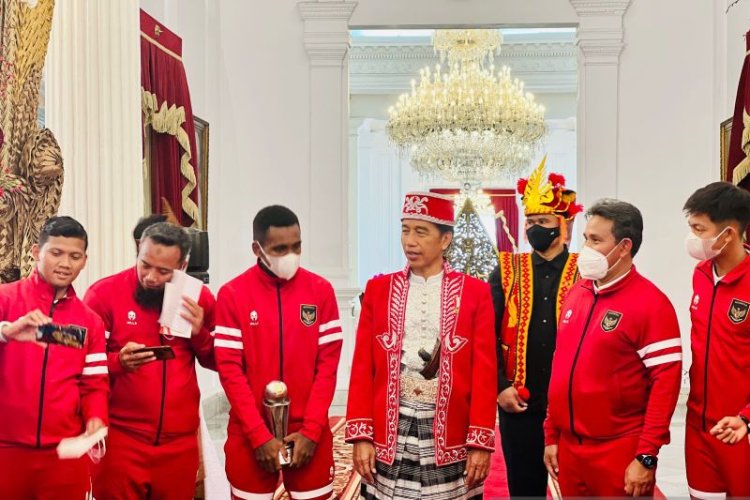 Senyum Jokowi Sambut Kedatangan Timnas U-16 di Istana Merdeka
