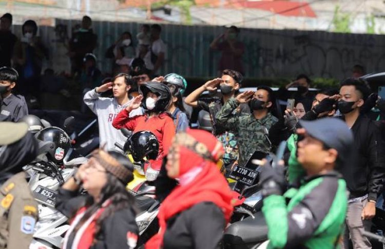 HUT ke-77 RI di Jalan, 3 Menit untuk Indonesia Hentikan Kendaraan Pengguna Jalan Kota Bandung 