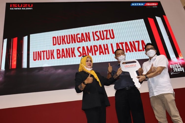 Isuzu Serahkan 1 Unit Mobil Operasional Lingkungan Bank Sampah Latanza Karawang di GIIAS 2022
